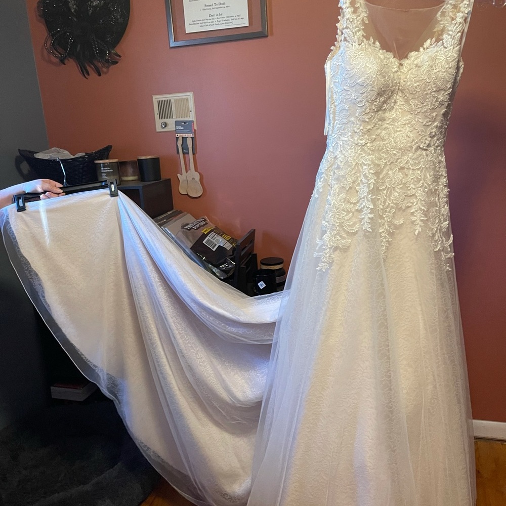 BRAND NEW WEDDING DRESS